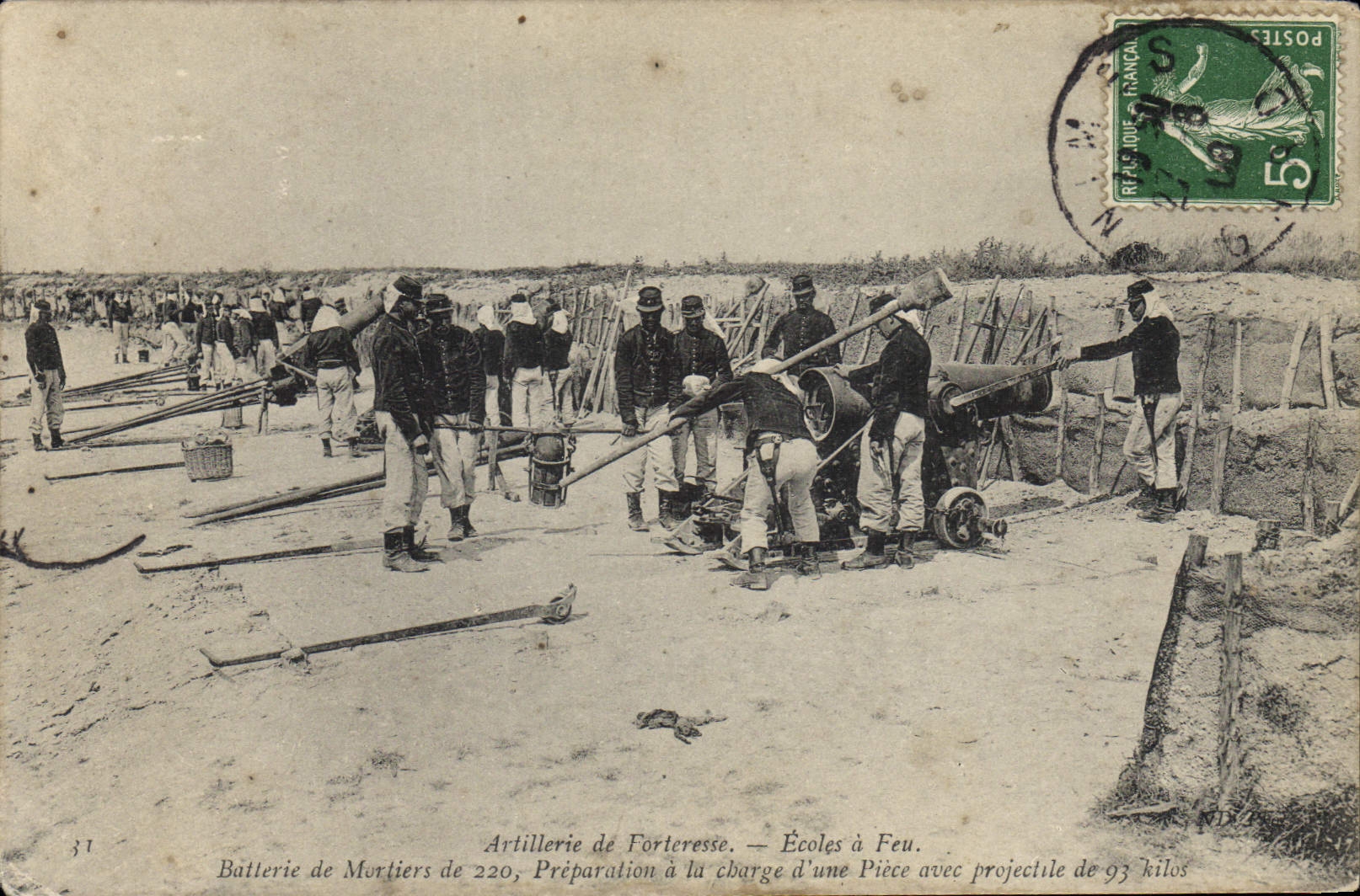 La POSTAL Fantaisie Militaria Artillerie de la VENDIMIA de la fortaleza de Ecoles tiene fuego Batterie de morteros de 220