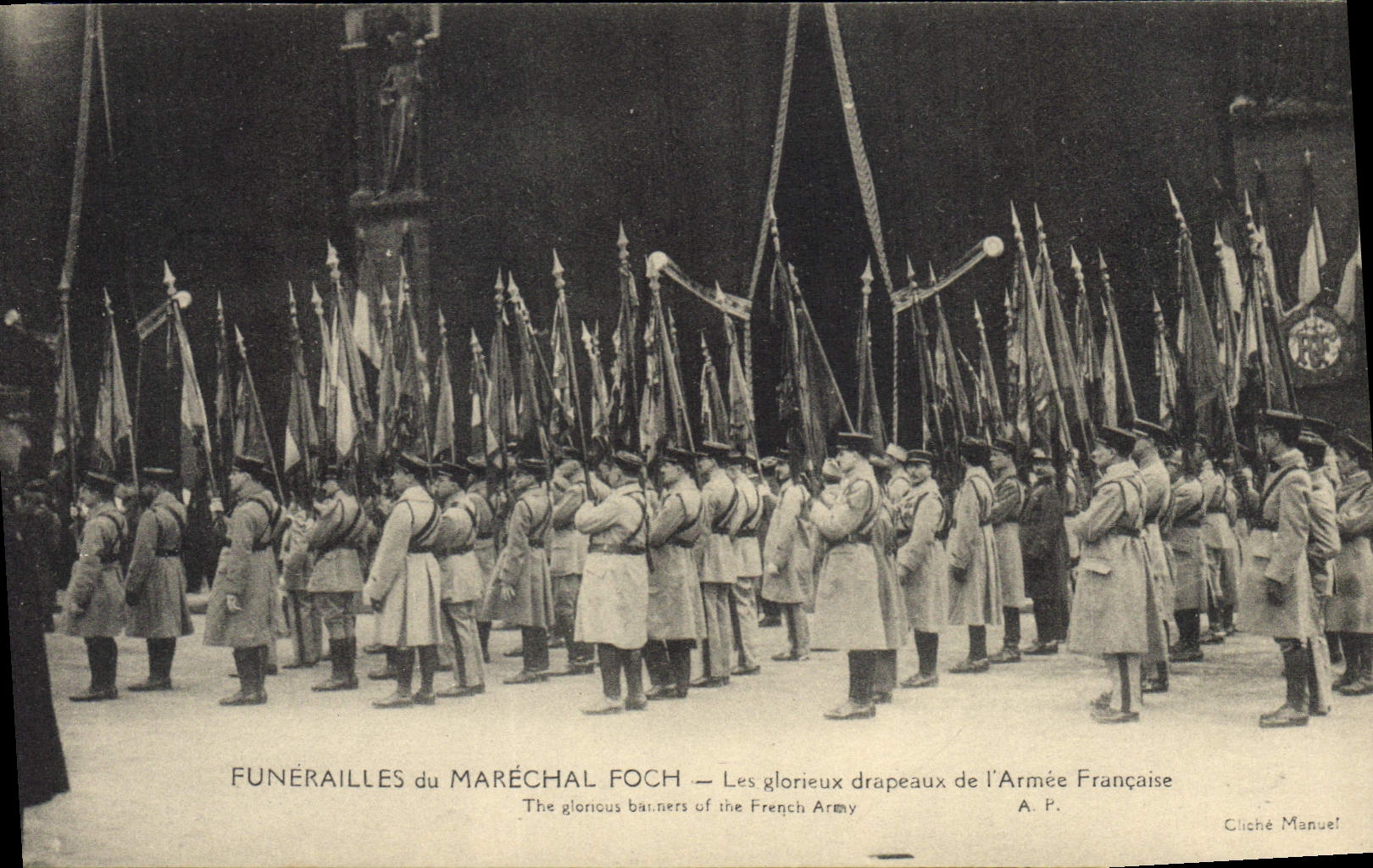 CPA Fantaisie Militaria Funerailles du Marechal Foch Les glorieux drapeaux de l'armee francaise 