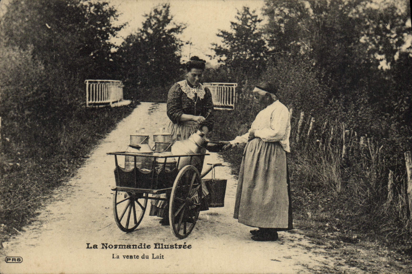 CPA Folklore Normandie La vente du lait TOP