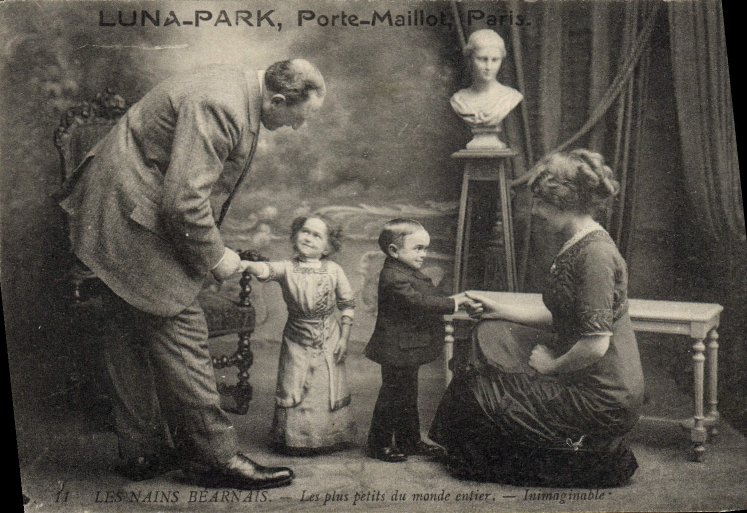 VINTAGE POSTCARD Nain Dwarves Luna Park Carries Paris Shirt the Bearnais dwarves