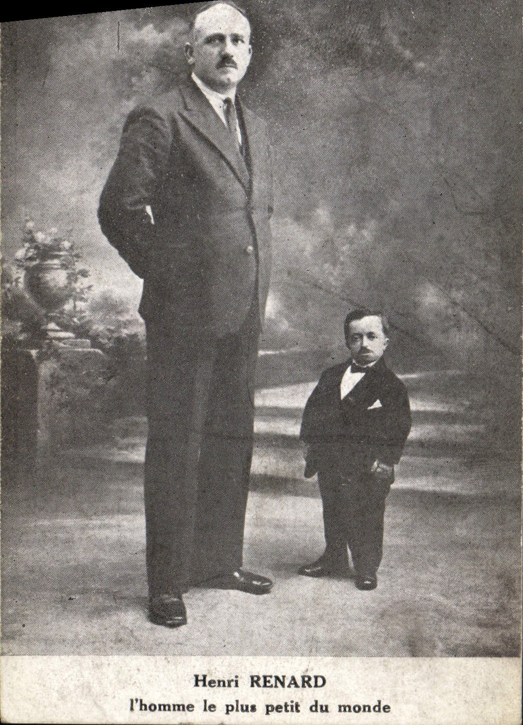 VINTAGE POSTCARD Dwarf Dwarves Henri Fox the smallest man of the world