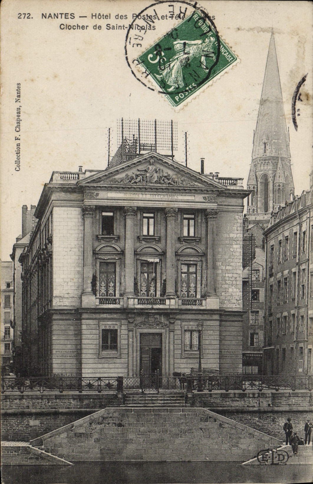 Edificio de la oficina de correos de Nantes de la estación de la POSTAL de la VENDIMIA y Campana-torre de los telégrafos del Saint Nicolas