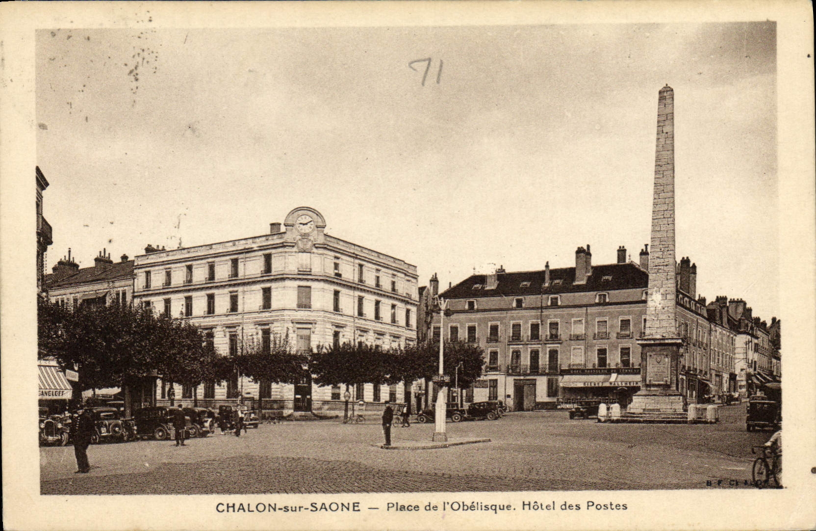La Red-red de Poste de la POSTAL de la VENDIMIA en el Saone coloca el edificio de la oficina de correos del obelisco