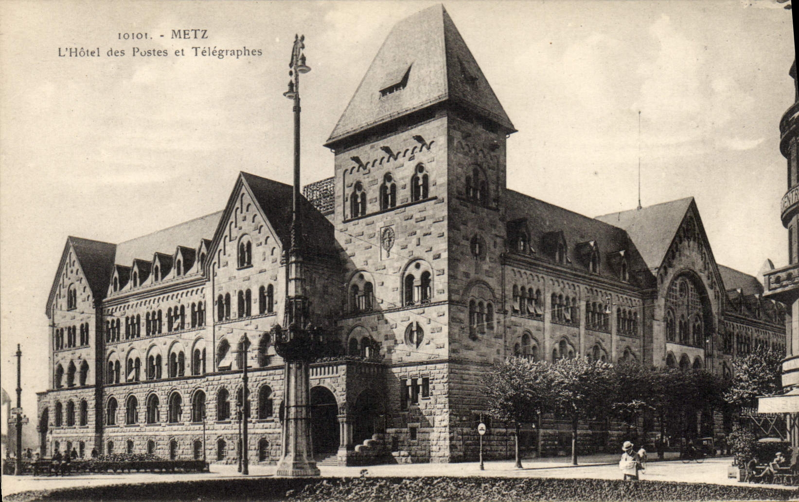Estación de Metz de la POSTAL de la VENDIMIA el edificio y los telégrafos de la oficina de correos