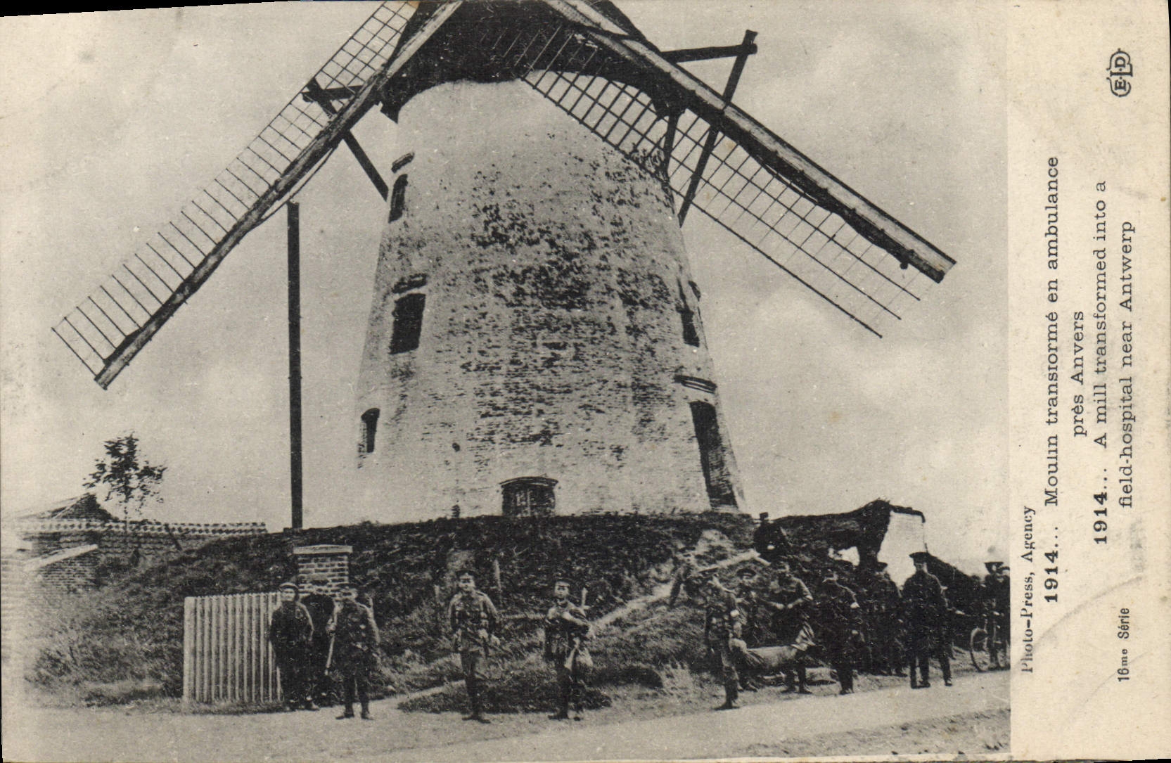 El molino del molino de viento de la POSTAL de la VENDIMIA transforma en el cierre Amberes Militaria de la ambulancia