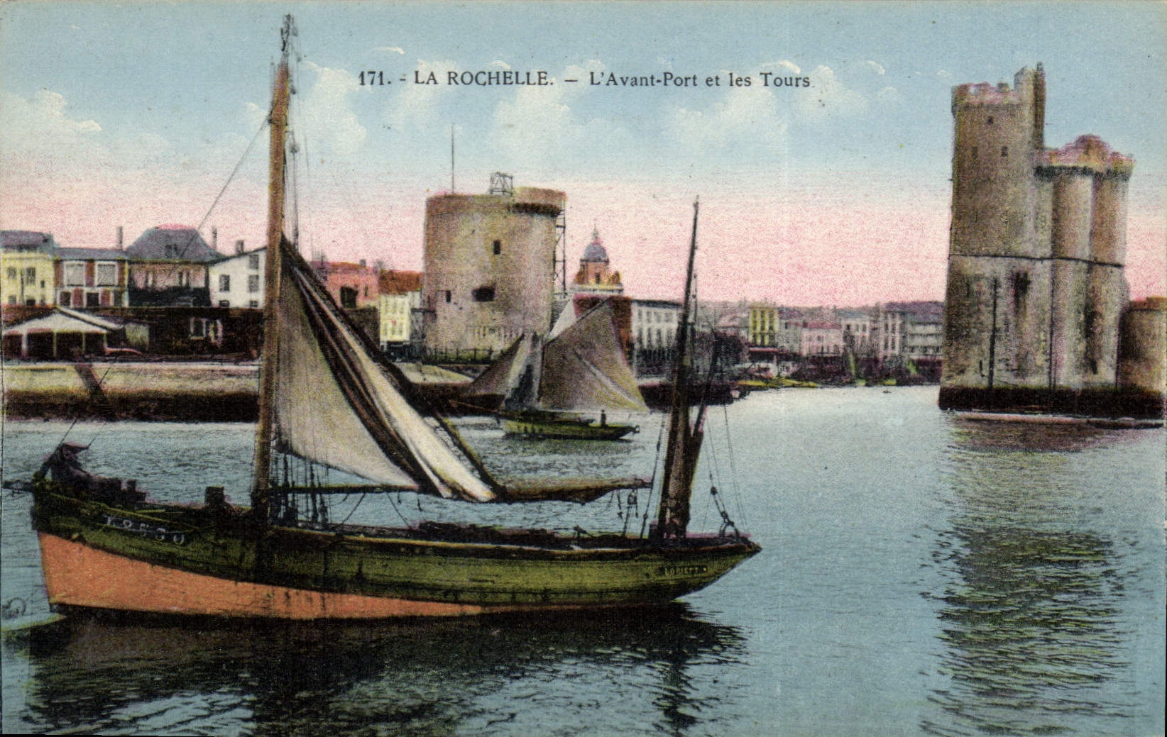 CPA Bateau de Peche La Rochelle L'avant port et les tours