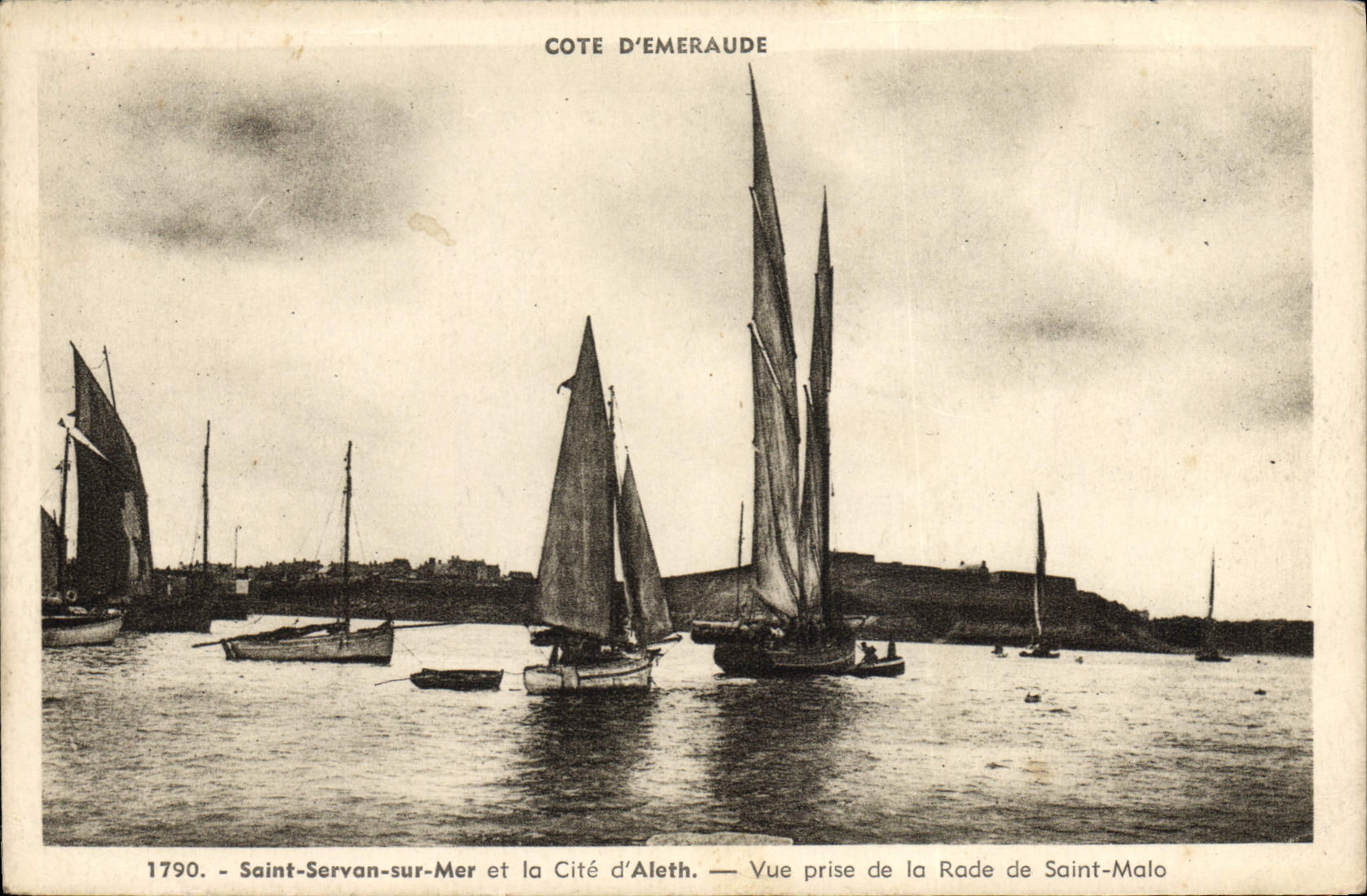 CPA Bateau de Peche Saint Servan en Mer et la cite d'Aleth Vue prise de la rade de Saint Malo