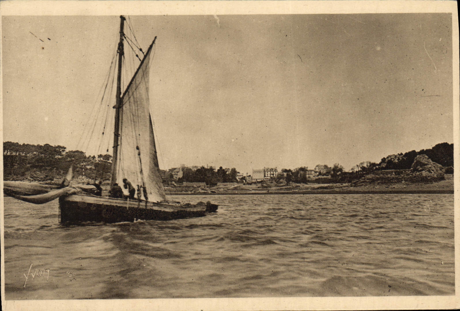 Isla del barco pesquero de la POSTAL de la VENDIMIA de Brehat la llegada