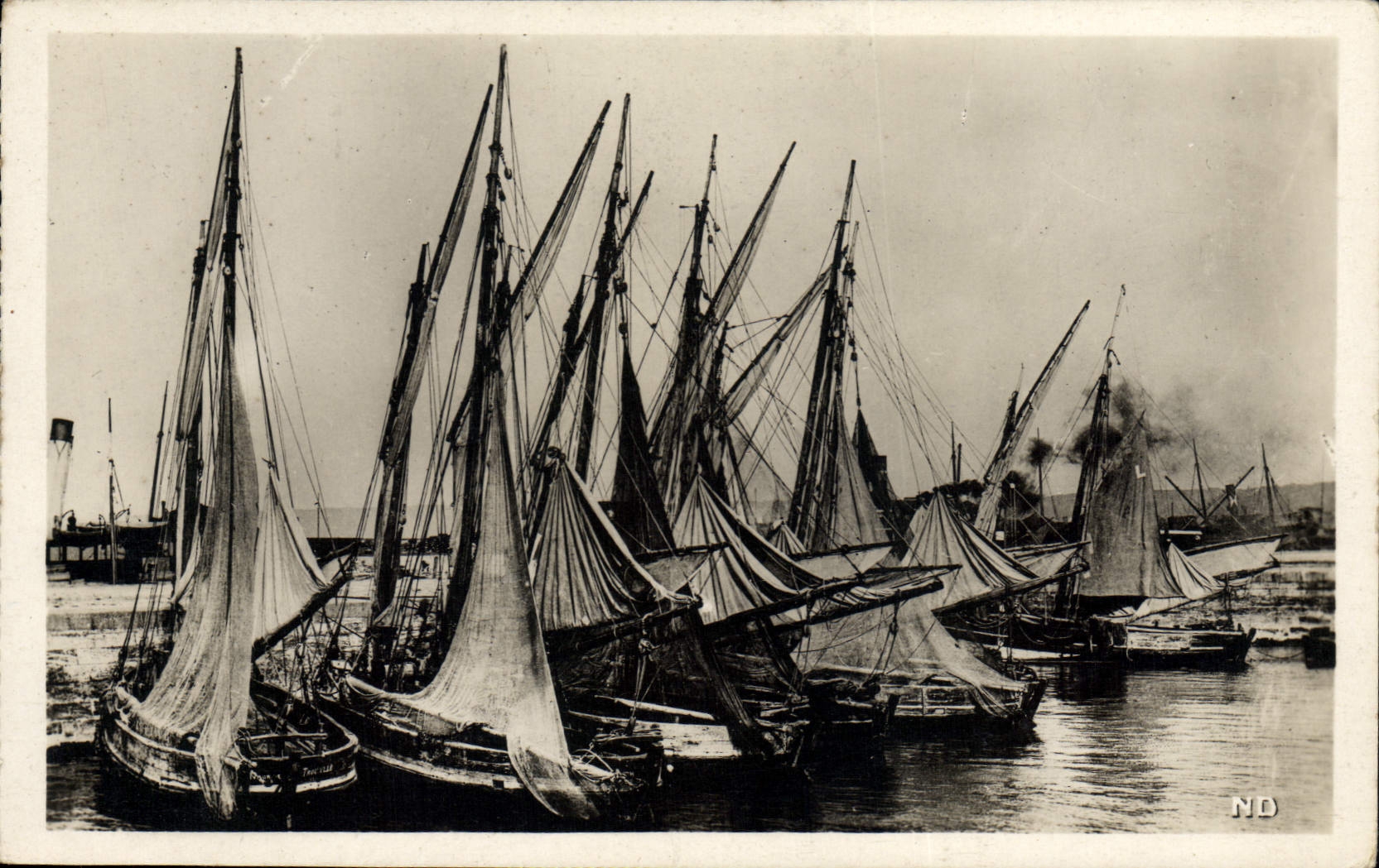 Barcos de Honfleur de la pesca del recipiente de la POSTAL de la VENDIMIA del pecado