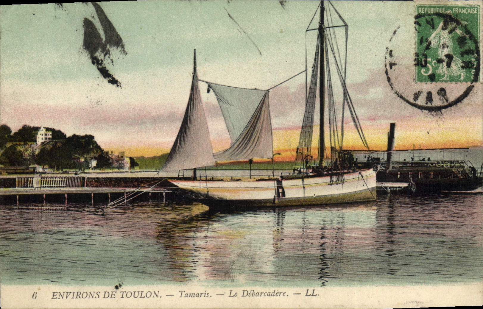 Alrededores del barco pesquero de la POSTAL de la VENDIMIA de Toulon Tamaris el muelle de descarga