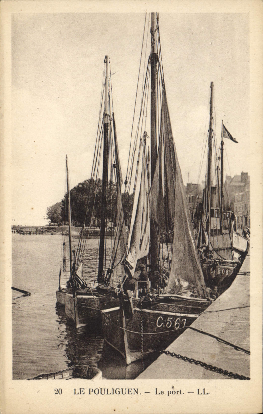 Barco pesquero Pouliguen de la POSTAL de la VENDIMIA el puerto