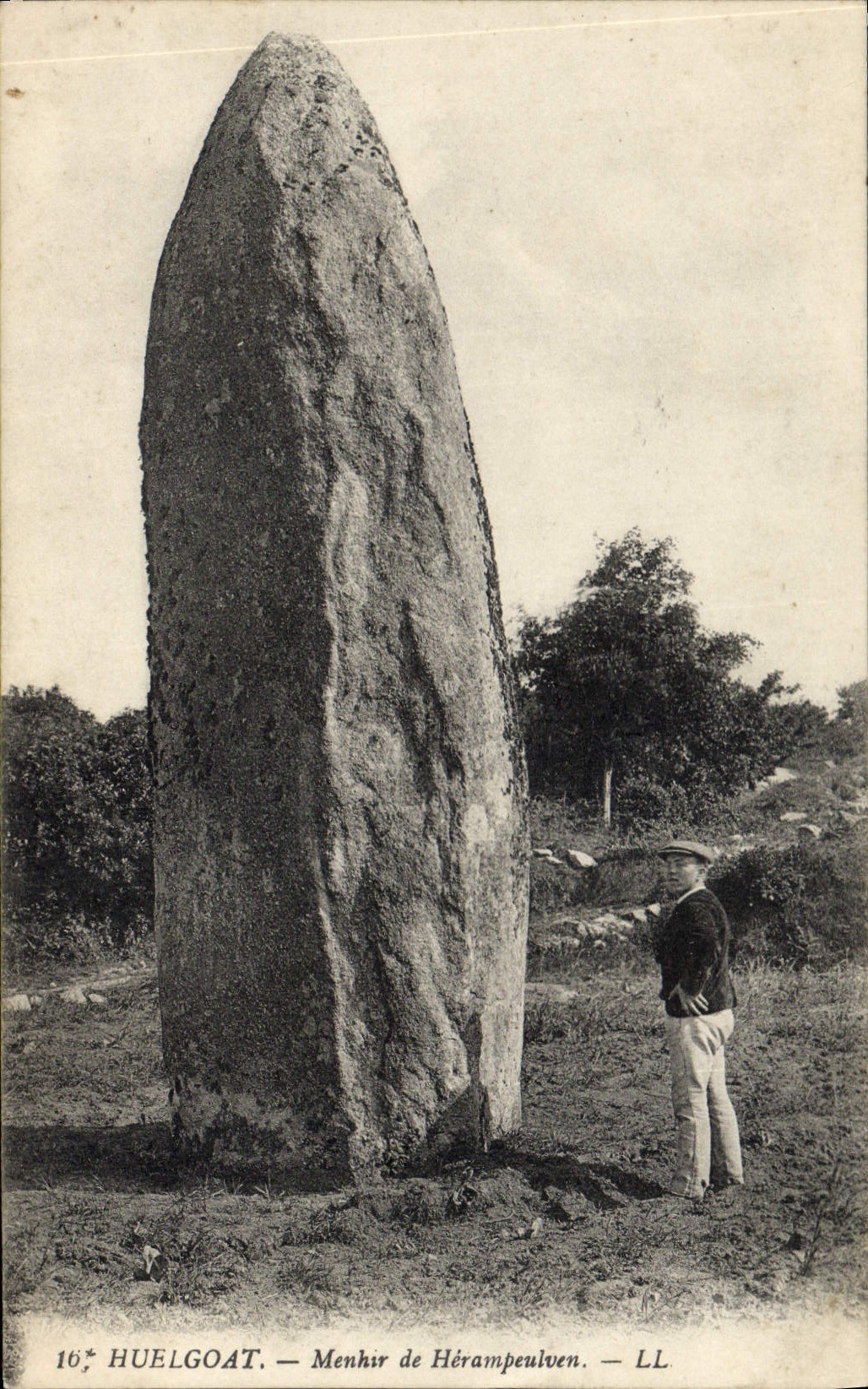 CPA Dolmen Menhir Huelgoat Menhir de Herampeulven