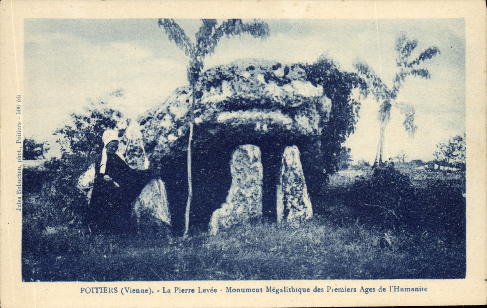 CPA Dolmen Menhir Poitiers La pierre levee 