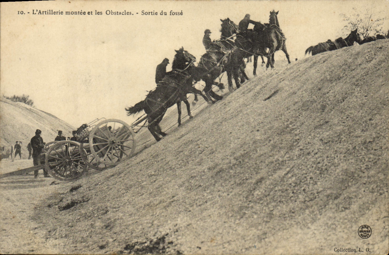 CPA Fantaisie Militaria L'artillerie montee et les obstacles Sortie du fosse 