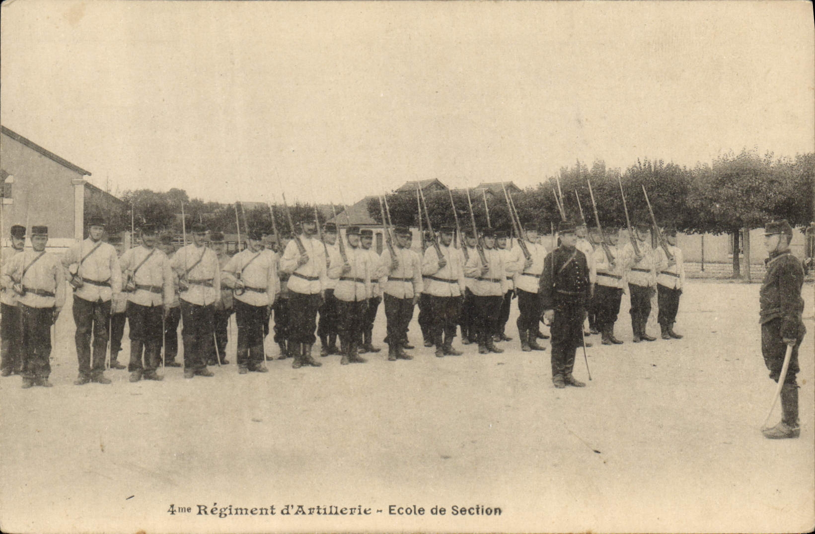 CPA Fantaisie Militaria 4eme regiment d'artillerie Ecole de section