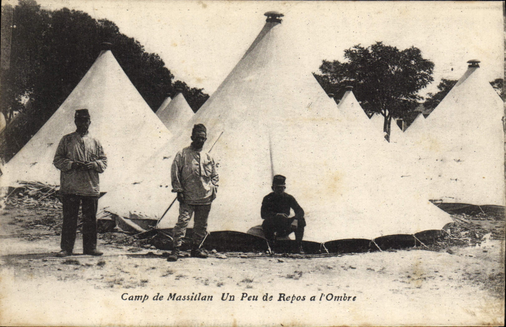 CPA Fantaisie Militaria Camp de Massillan un peu de repos a l'ombre 