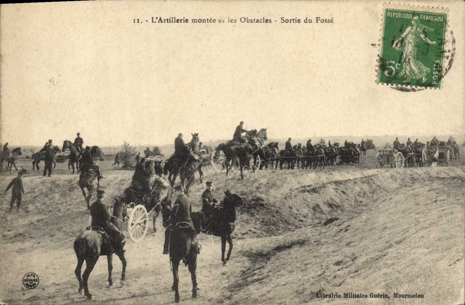 CPA Fantaisie Militaria L'artillerie montee et les obstacles Sortie du fosse