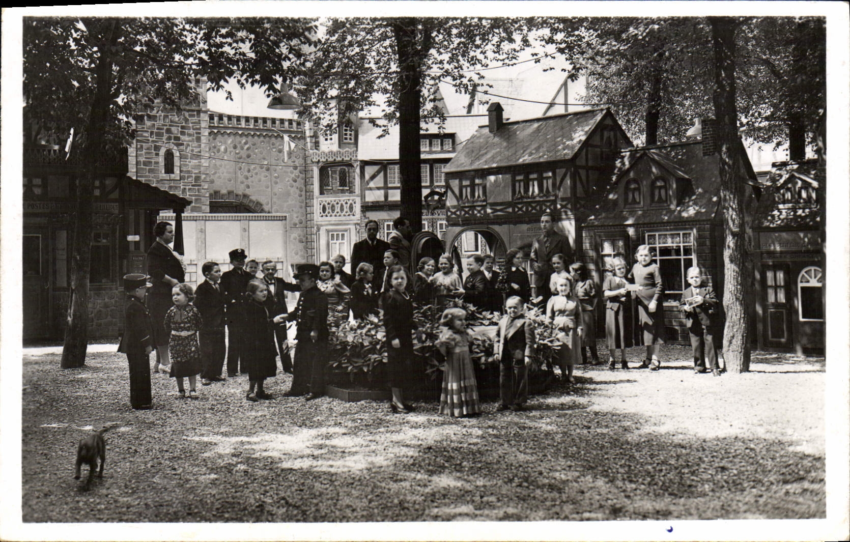 VINTAGE POSTCARD Dwarf Dwarves International exhibition Paris 1937 Kingdom of Lilliput