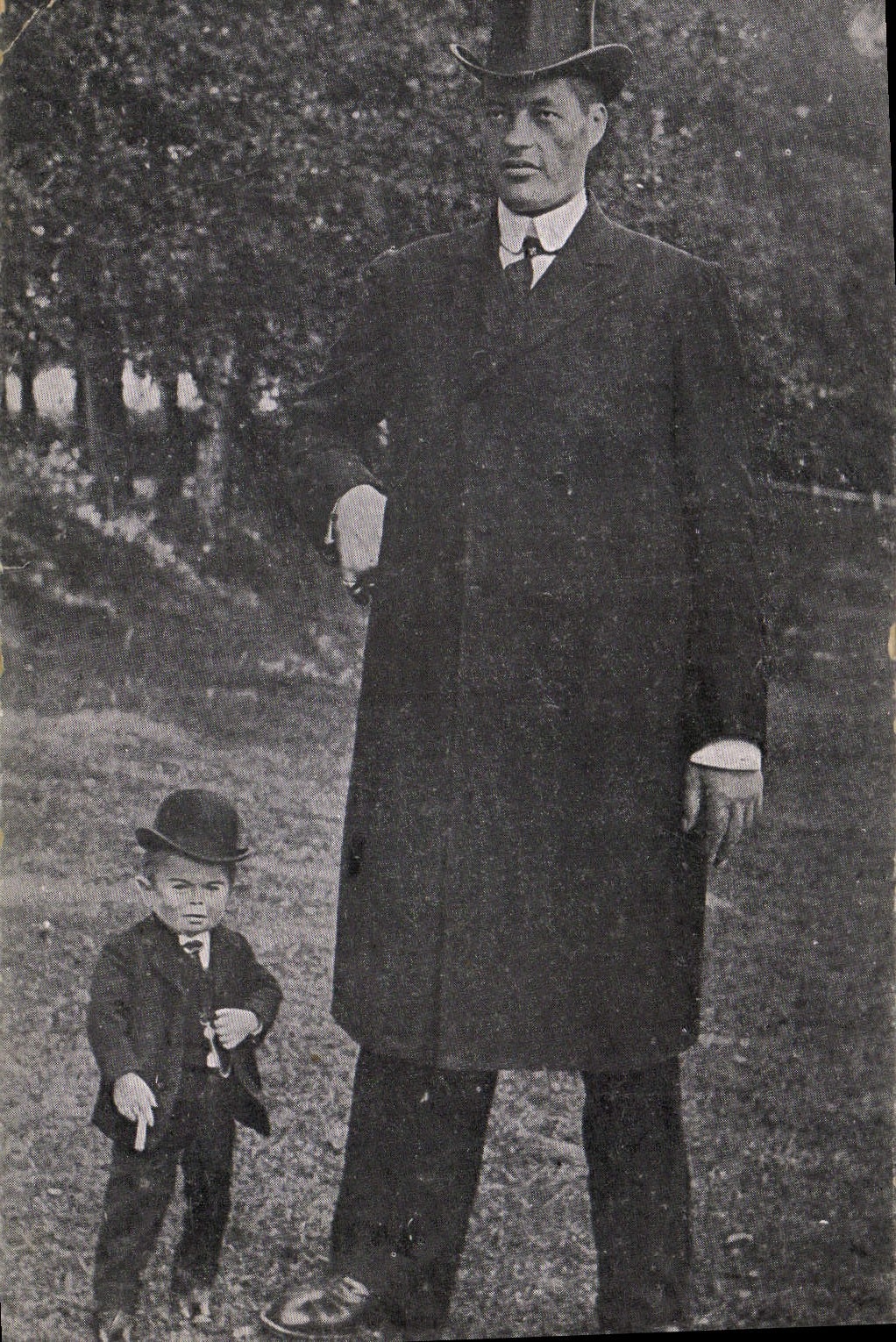 VINTAGE POSTCARD Dwarf Dwarves Hugo Giant