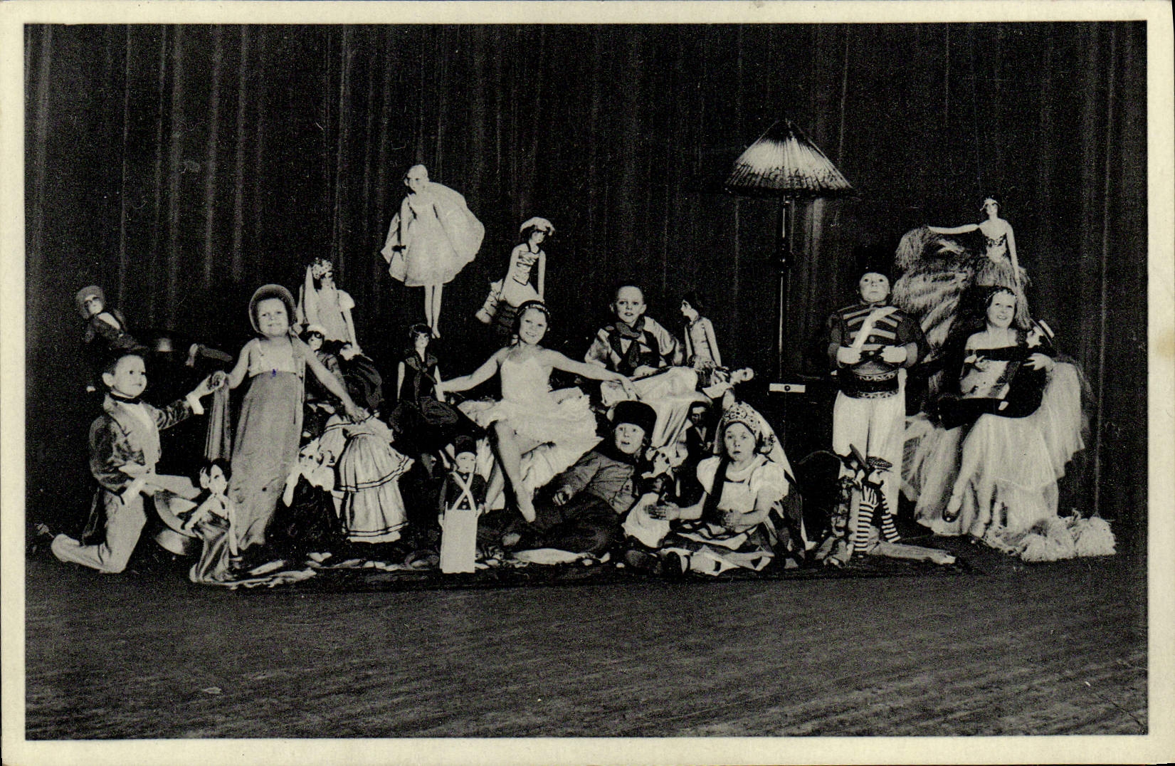 CPA Nain Nains La troupe de Lilliputiennes Katia du Casino de Paris Manager S de Koby