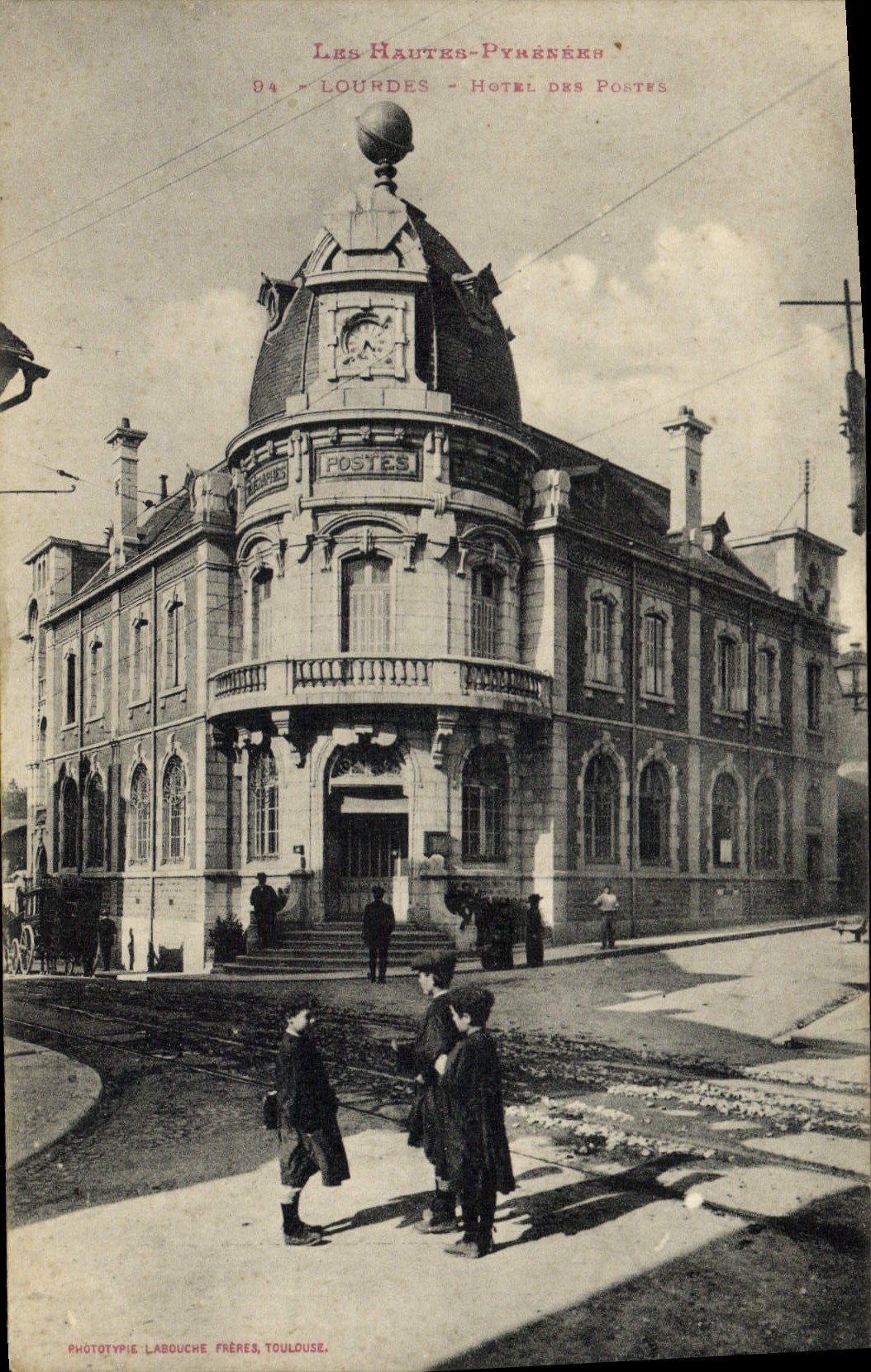 Niños pesados del edificio de la oficina de correos de la oficina de correos de la POSTAL de la VENDIMIA