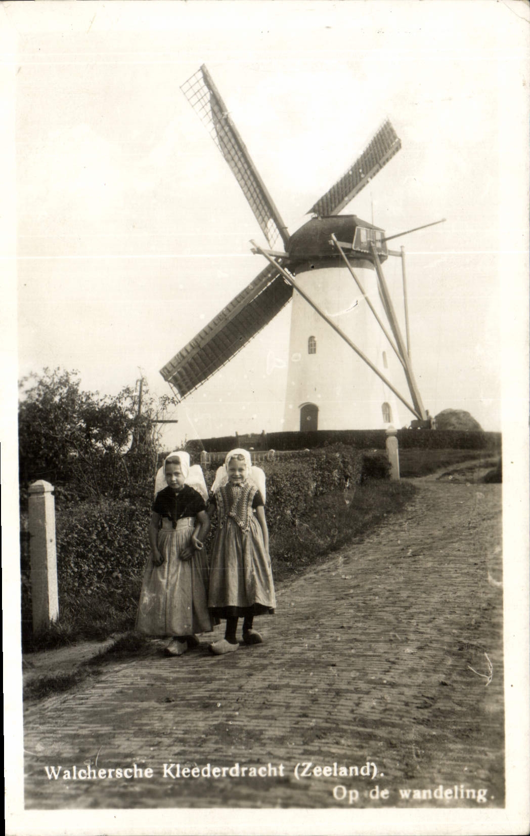 CPA Moulin a vent Walchersche Kleederdracht Zeeland Op de wandeling