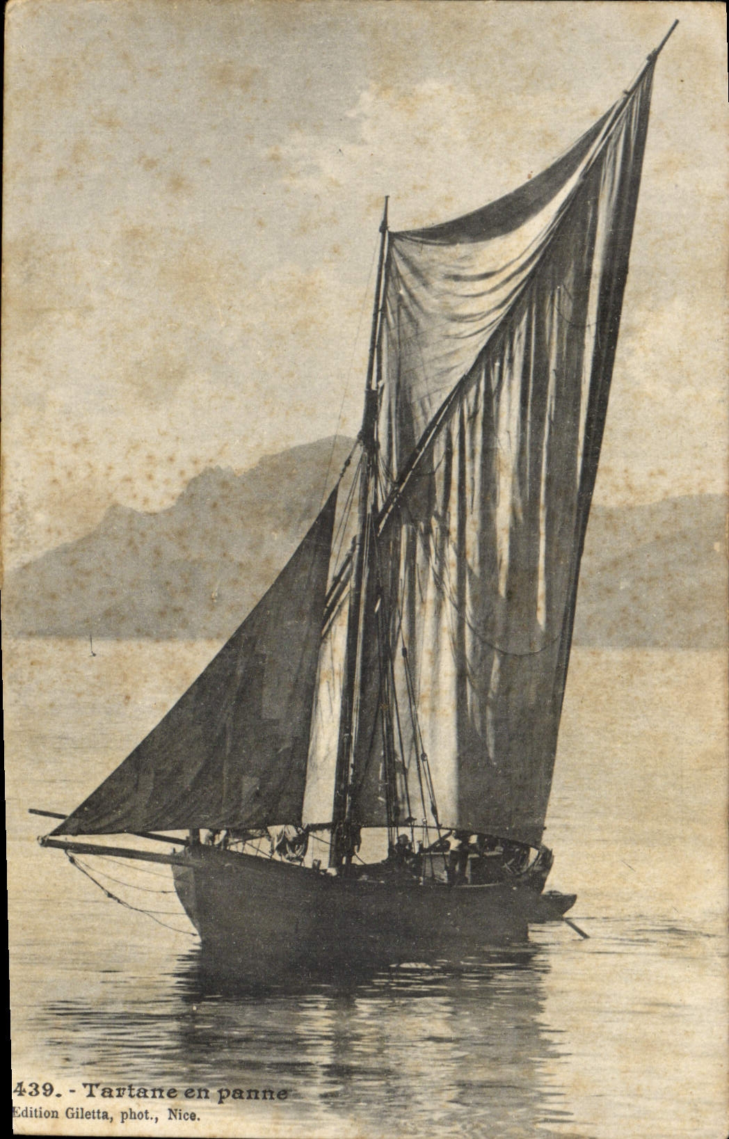 VINTAGE POSTCARD Bateau Fishes broken down Tartane