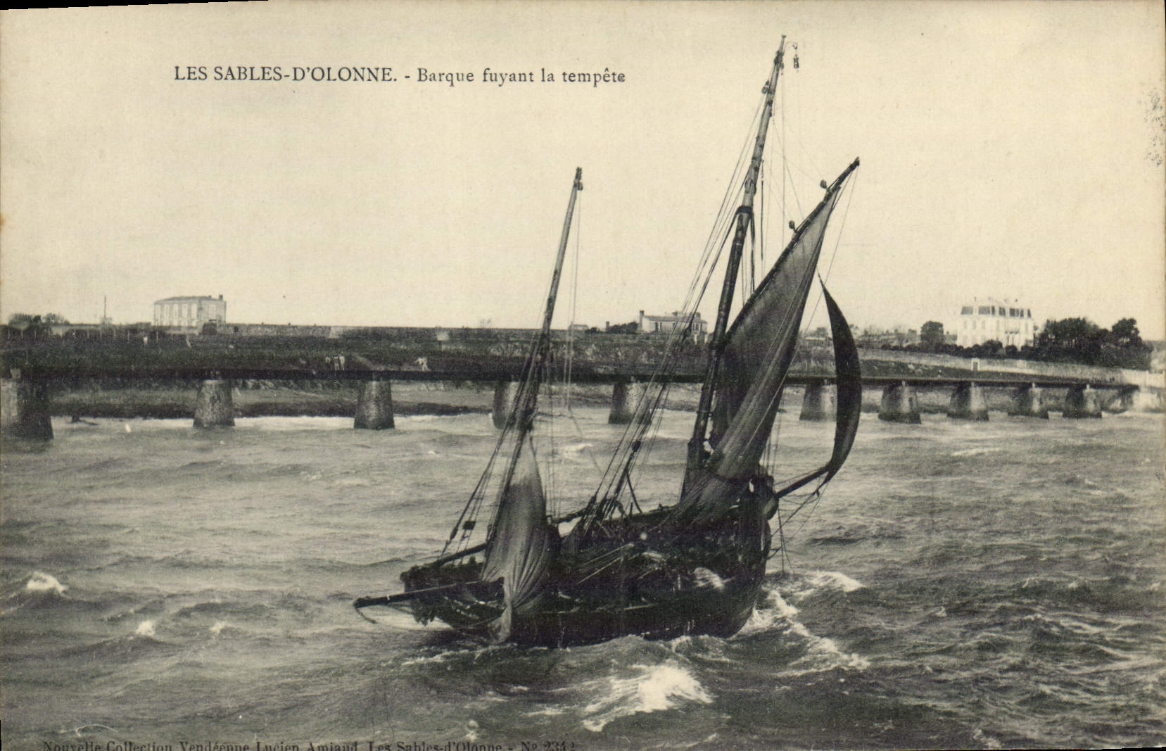 CPA Bateau Peche Sables d'Olonne Barque fuyant la tempete 