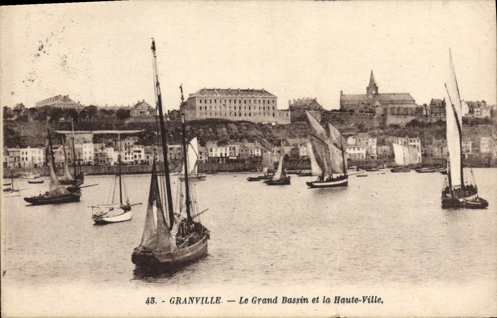 VINTAGE POSTCARD Bateau Fishes Granville the large basin and the upper town