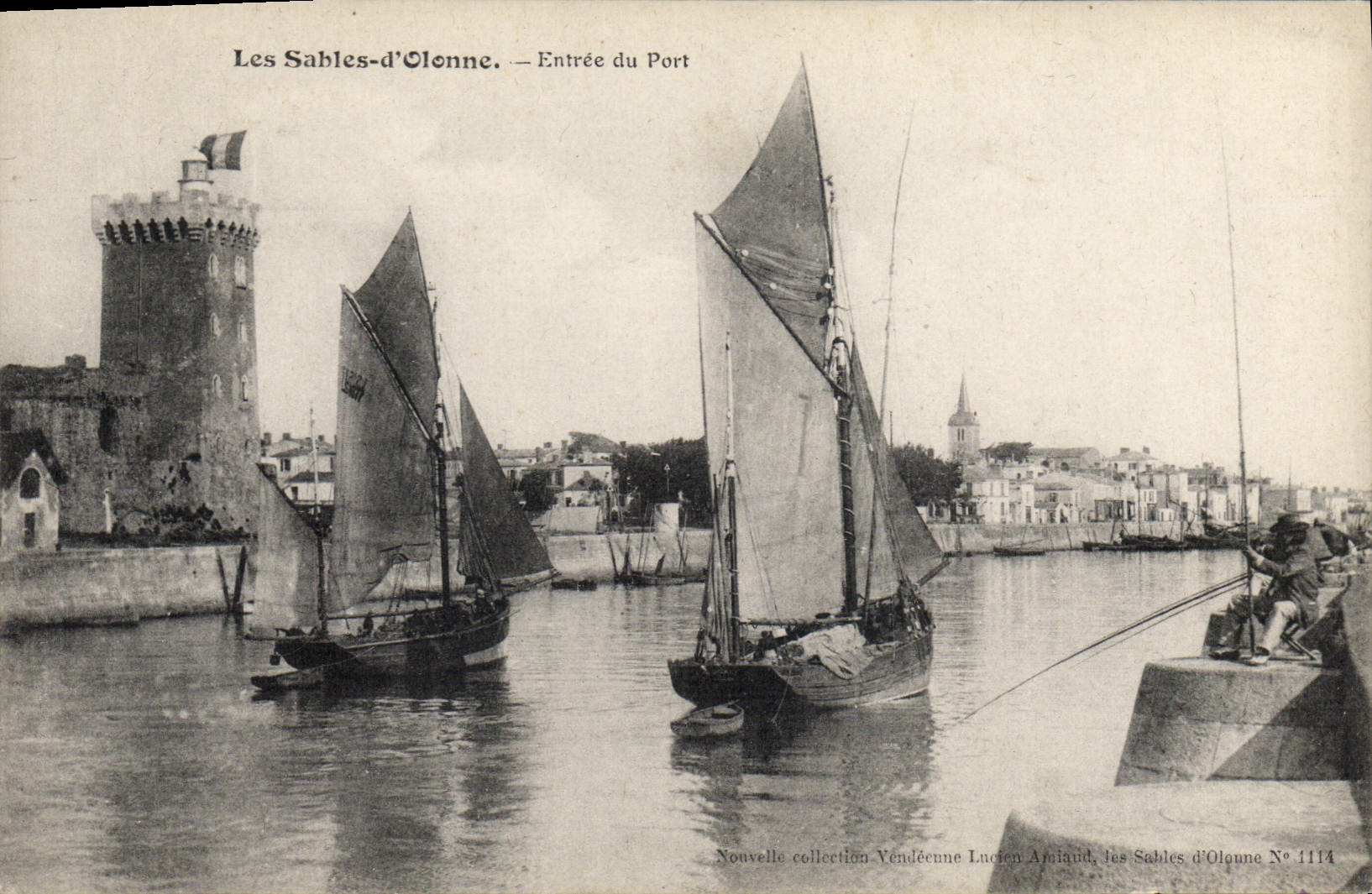 VINTAGE POSTCARD Bateau Fishes Sables d'Olonne Entered of the port