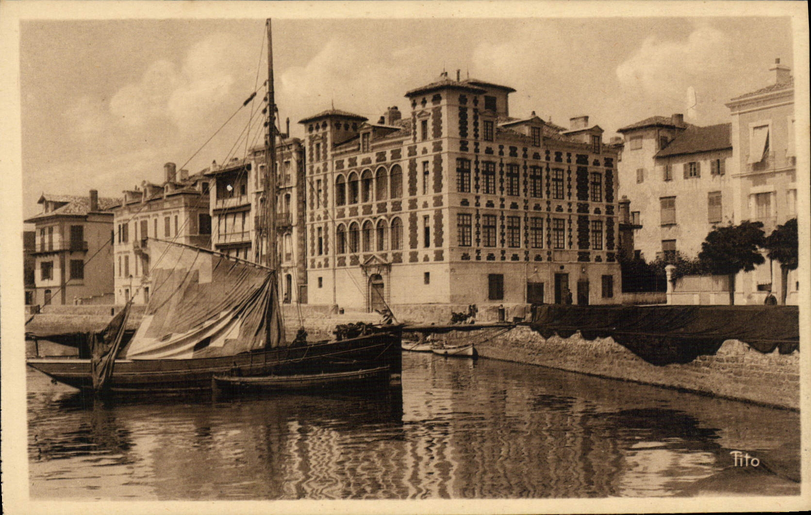 VINTAGE POSTCARD Bateau Fishes Holy Jean de Luz the house of Infante