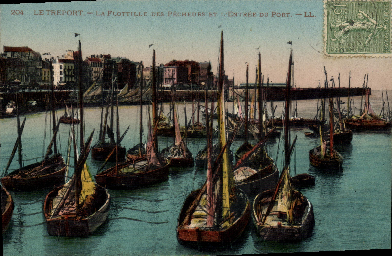 CPA Bateau Peche Le Treport La flotille des pecheurs et l'entree du port 