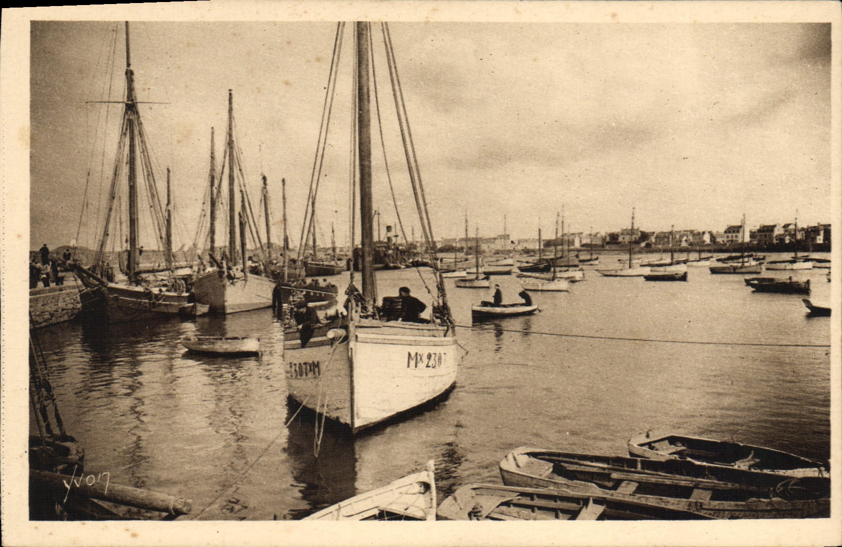 CPA Bateau Peche Cote de Granit Roscoff Le port 