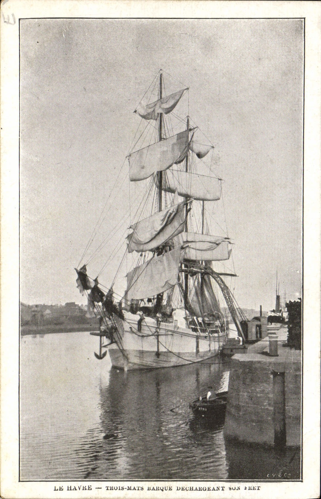 CPA Bateau Peche Le Havre Trois mats dechargeant son fret 