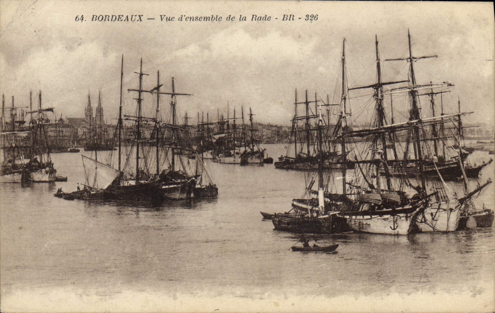 VINTAGE POSTCARD Bateau Fishes Bordeaux Overall picture of the roads