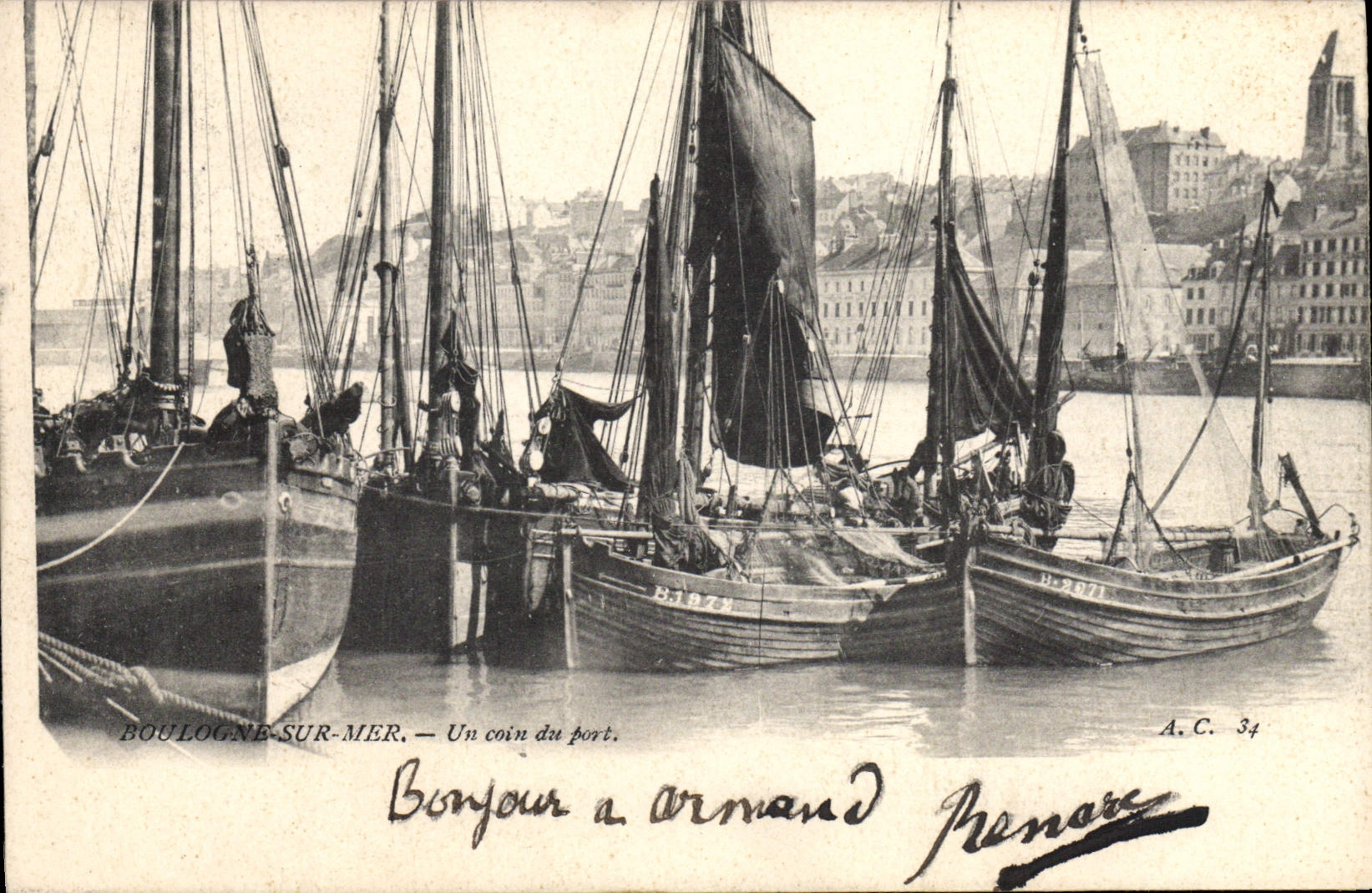 CPA Bateau Peche Boulogne sur Mer Un coin du port 