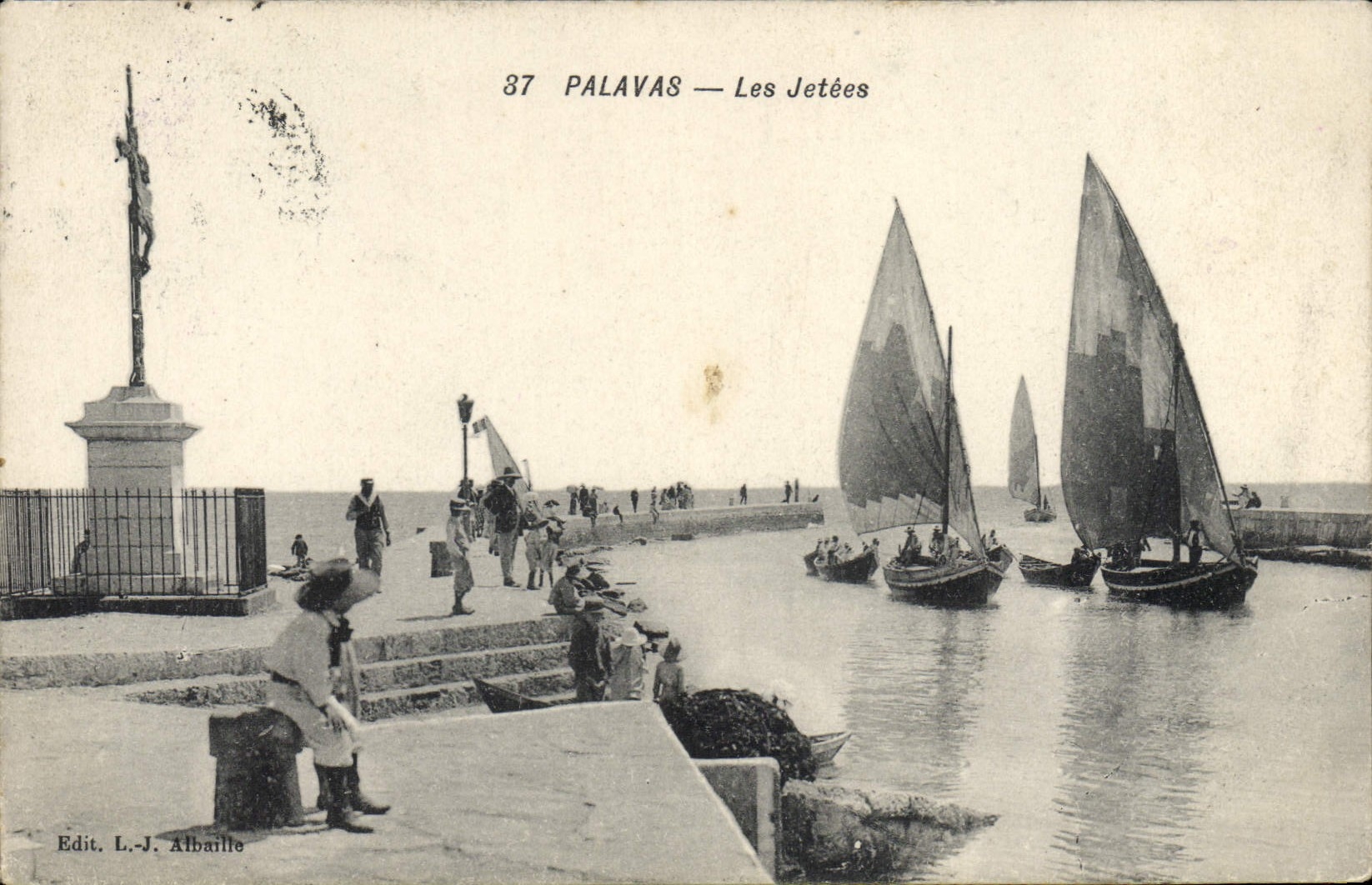 VINTAGE POSTCARD Bateau Fishes Palavas the piers
