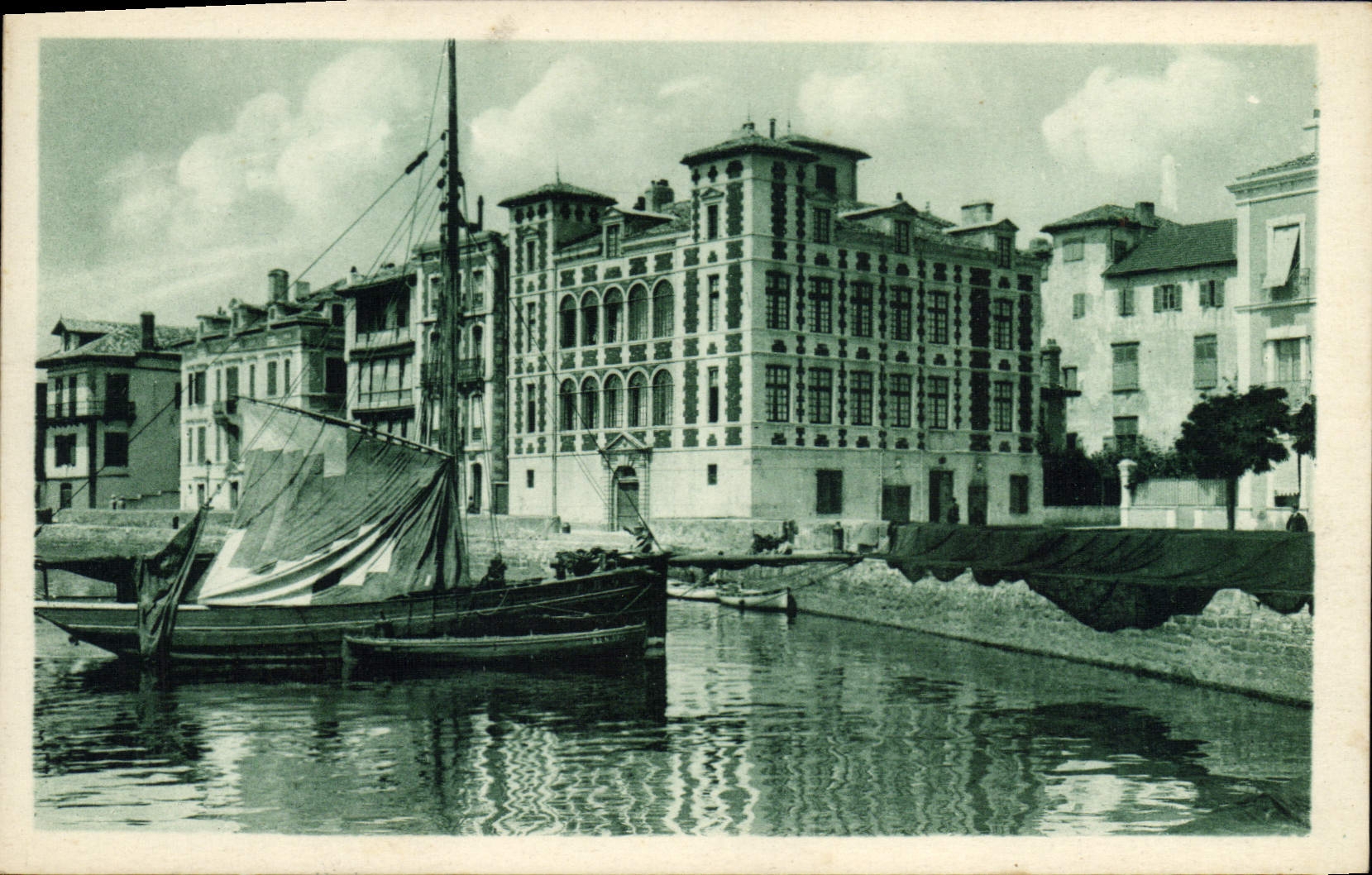CPA Bateau Peche Saint Jean de Luz La maison de l'Infante 