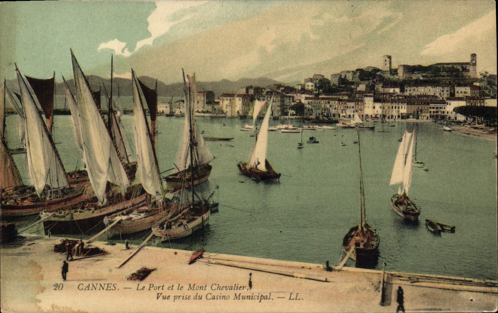 CPA Bateau Peche CAnnes le port et le Mont Chevalier Vue prise du Casino Municipal