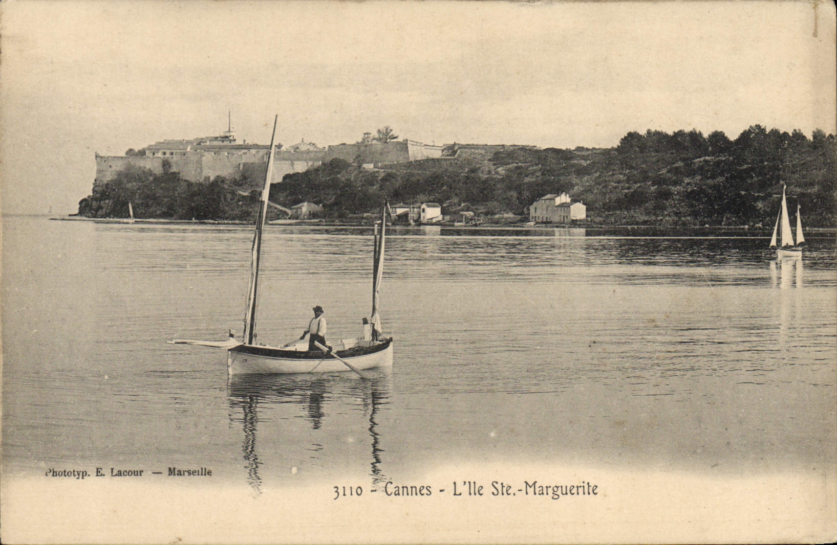 VINTAGE POSTCARD Bateau Fishes Cannes the Island co. Marguerite