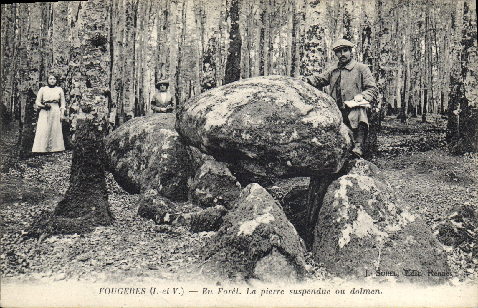 CPA Menhir Dolmen Fougeres En foret La pierre suspendue ou dolmen