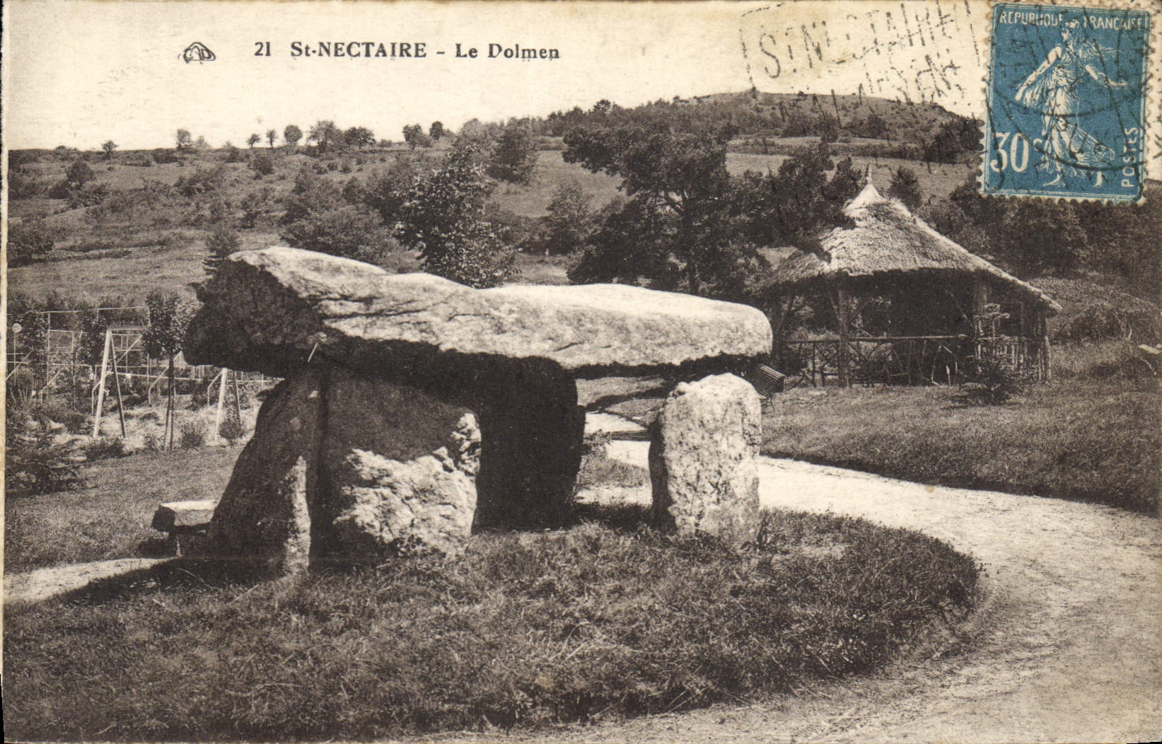 CPA Menhir Dolmen St Nectaire Le dolmen