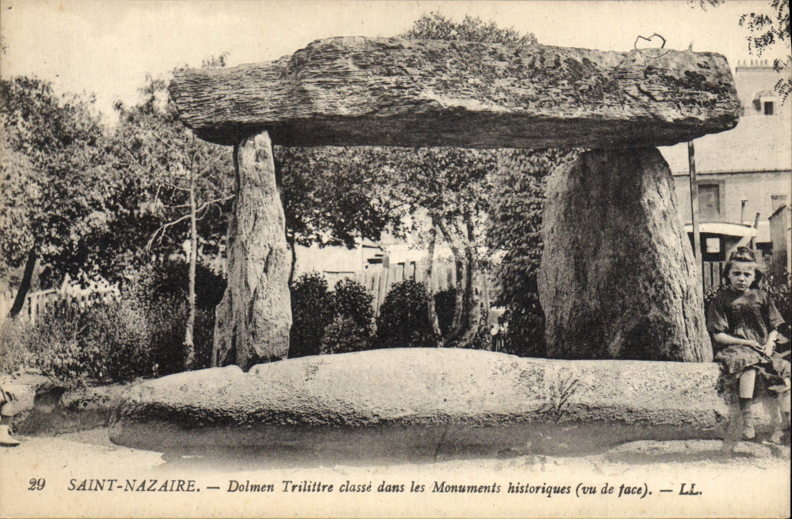 CPA Menhir Dolmen Saint Nectaire Dolmen Trilittre classe Enfant