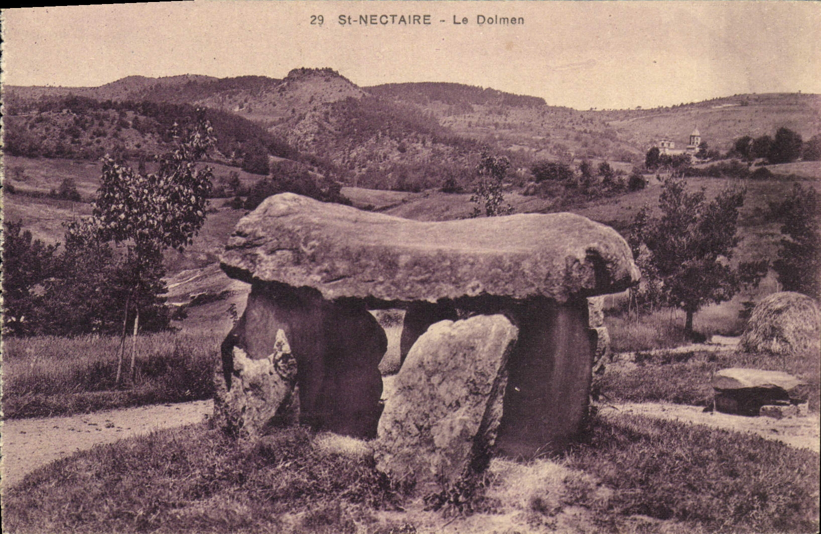 CPA Menhir Dolmen St Nectaire 