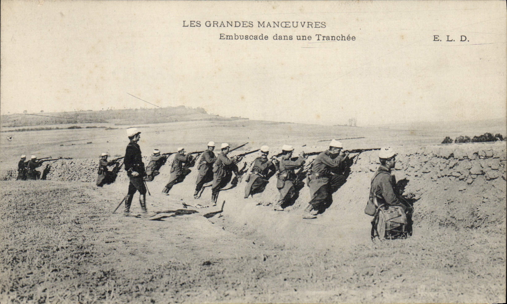 VINTAGE POSTCARD Militaria the army maneuvers Ambush in a trench