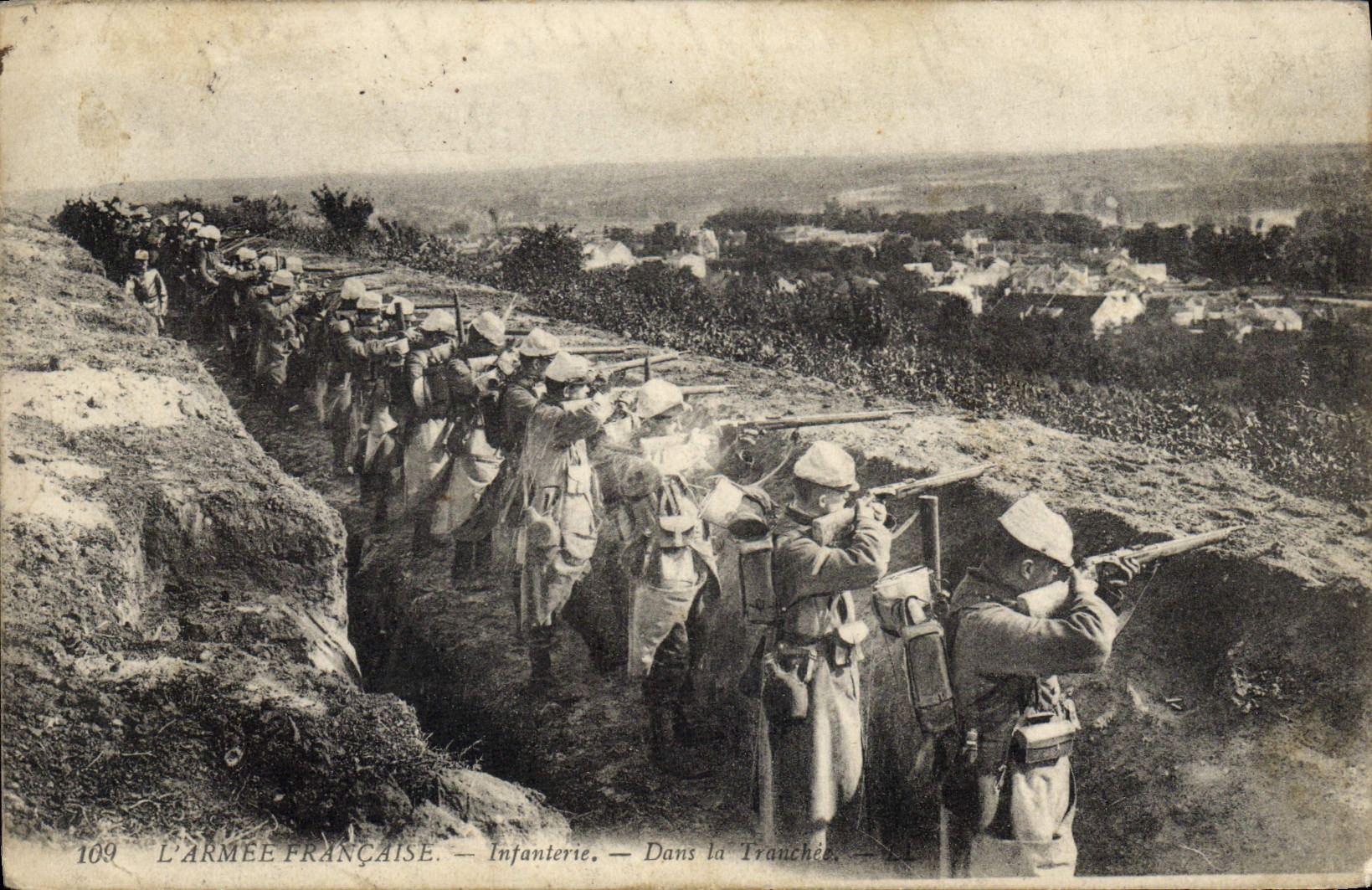 VINTAGE POSTCARD Militaria Infantry In the trench
