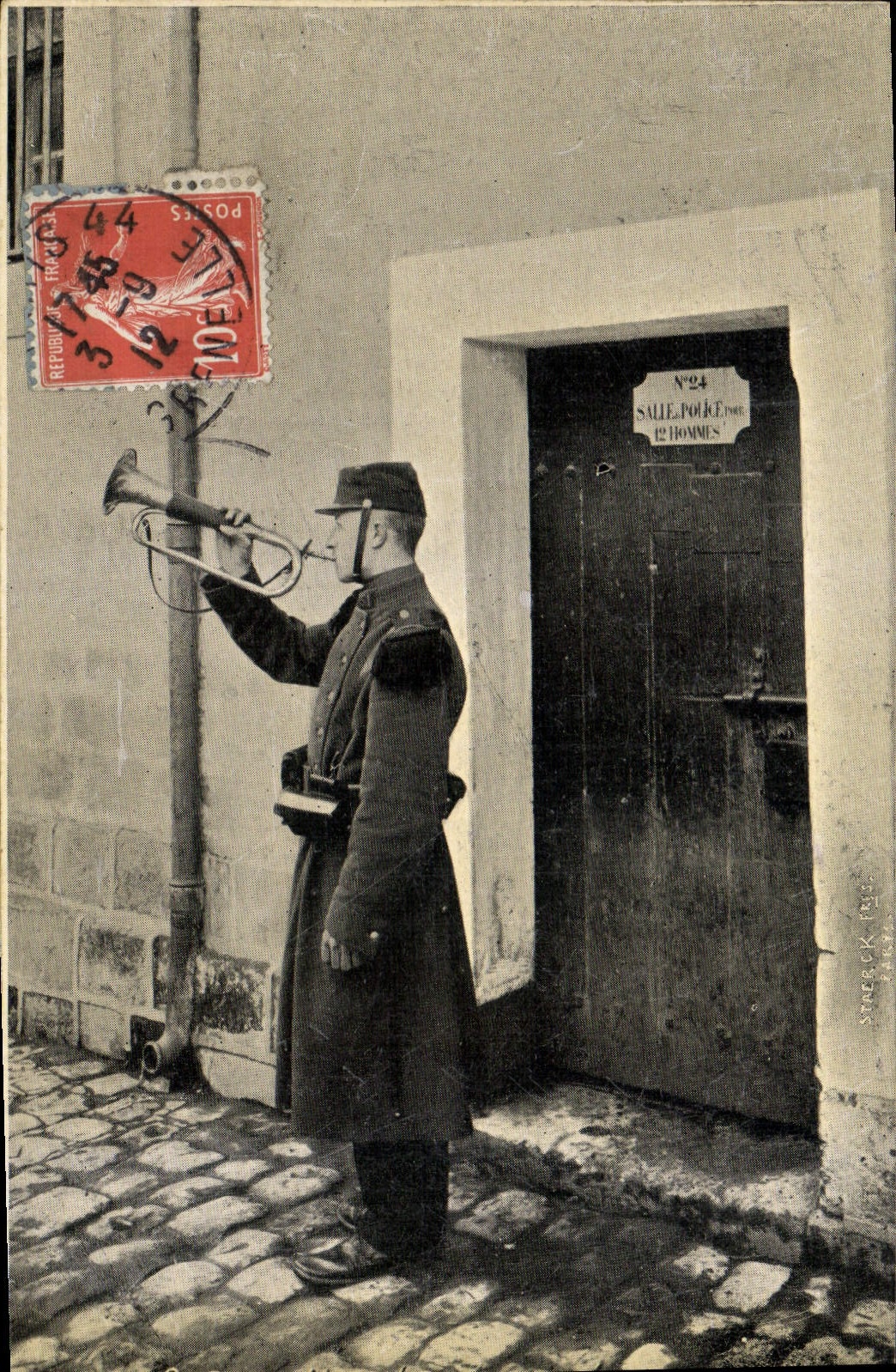 CPA Militaria A la caserne L'appel aux consignes