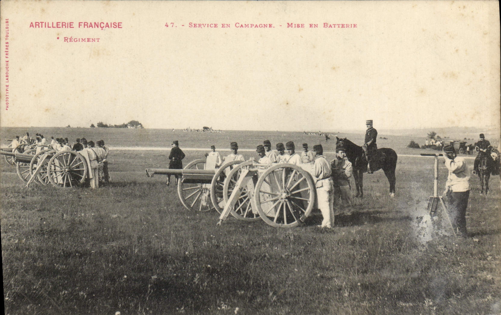 CPA Militaria Service en campagne Mise en batterie 