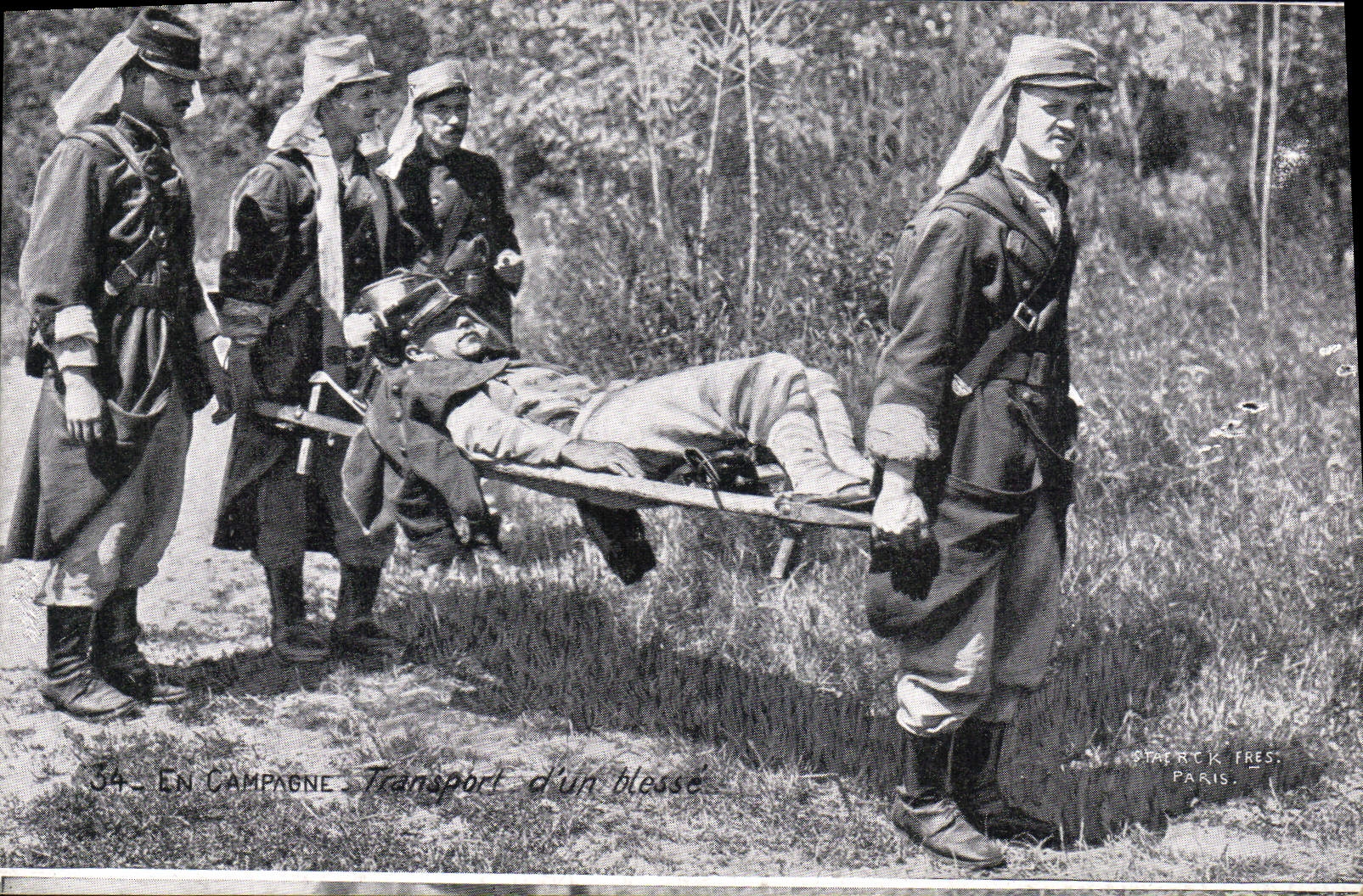 CPA Militaria En campagne Transport d'un blesse 