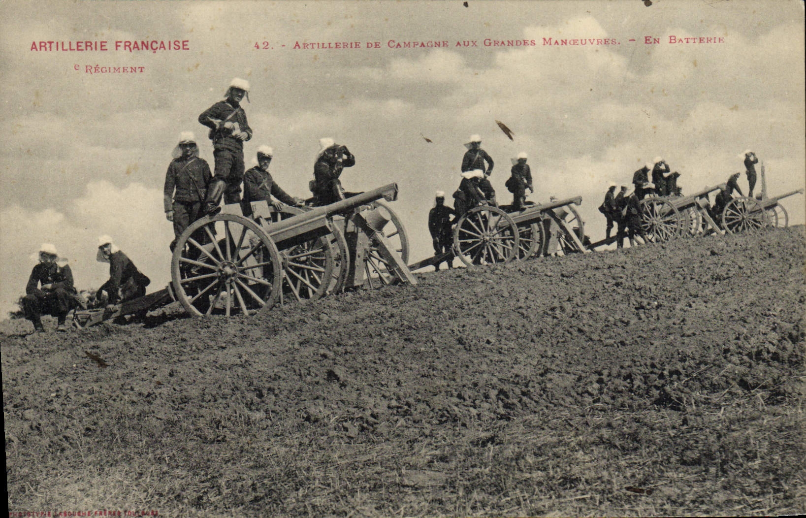 CPA Militaria Artillerie de campagne aux grandes manoeuvres En batterie